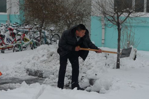 东北科技职业技术学校11.14扫雪