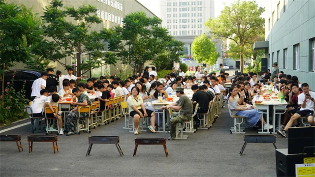  淬火聚能·焰启新程：新生成长训练营主题烧烤淬炼团队之光 