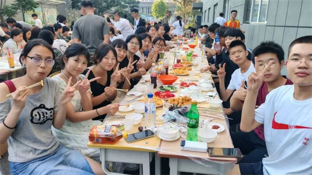  淬火聚能·焰启新程：新生成长训练营主题烧烤淬炼团队之光 