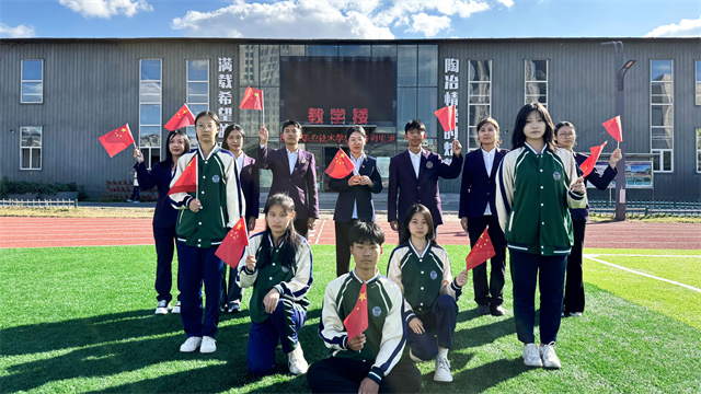  国庆，在校园的晨光里——东北科技礼赞祖国 